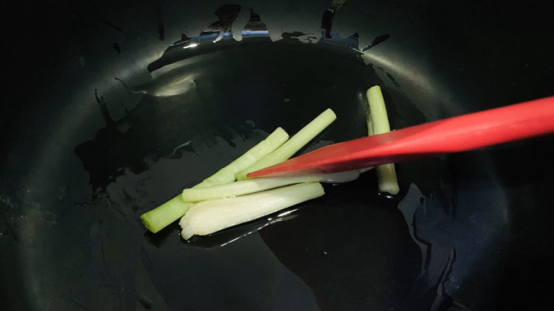 香菇排骨粥,开中小火,把葱白炒香;
