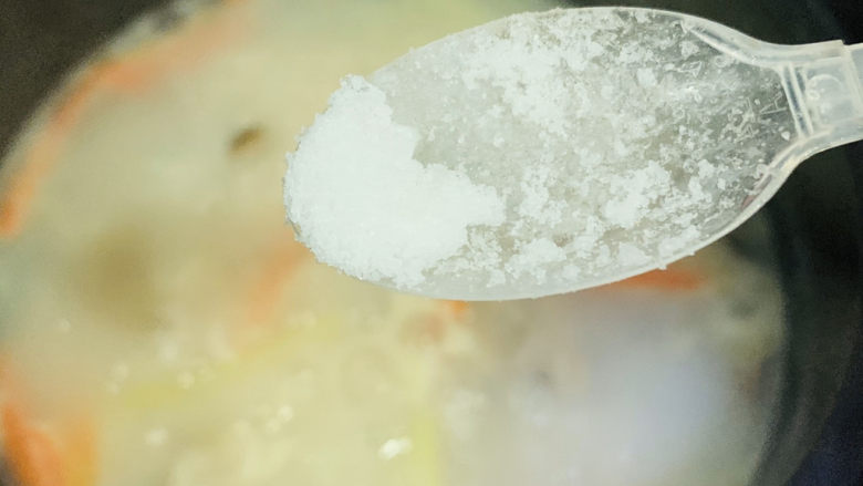 香菇排骨粥,调小火,加盐少许;