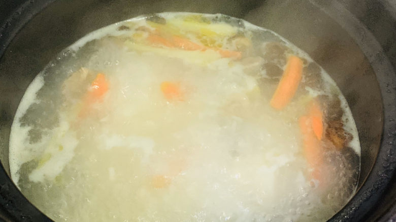 香菇排骨粥,在煮沸的过程中,最容易粘锅,要经常掀开锅盖搅拌大米;