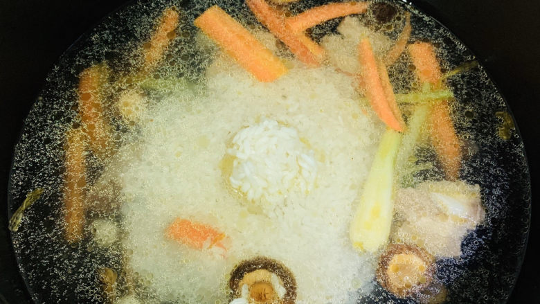 香菇排骨粥,胡萝卜香菇稍微炒变色,将大米和三大碗量的清水加入锅内;