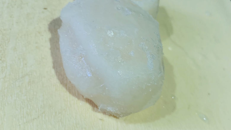 砂锅鱼头煲,两个冰冻大鲜贝;