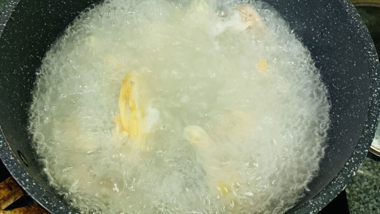 砂锅鱼头煲,待汤锅里水煮沸,倒入砂锅;