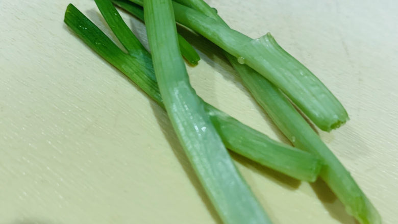 蔬菜虾仁粥,<a style='color:red;display:inline-block;' href='/shicai/ 163'>葱白</a>洗净,待用;
