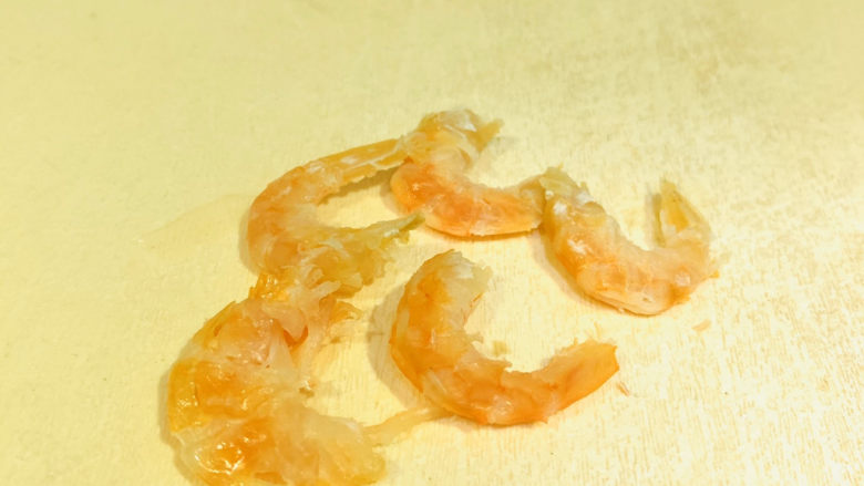 蔬菜虾仁粥,将泡好水的虾干去皮;
