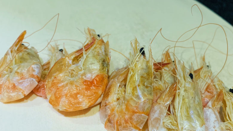 蔬菜虾仁粥,取出虾干;