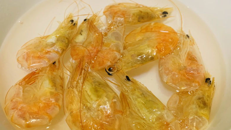 蔬菜虾仁粥,用温水浸泡;