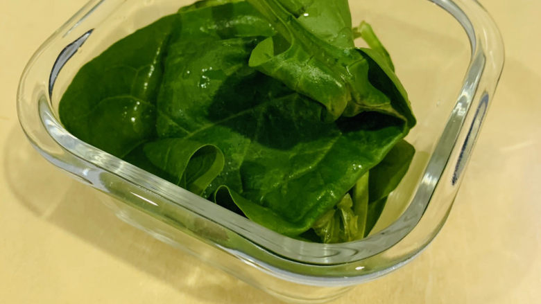 蔬菜虾仁粥,<a style='color:red;display:inline-block;' href='/shicai/ 117'>菠菜</a>洗净;