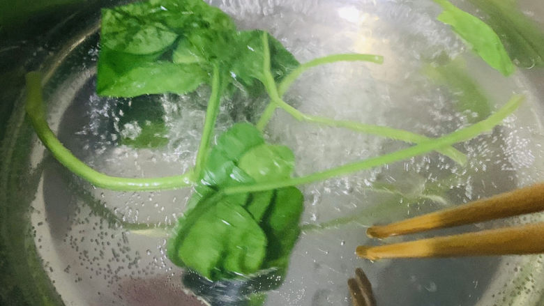 蔬菜虾仁粥,将菠菜先用沸水捞出,可去菠菜中的草酸,20秒即可捞出;