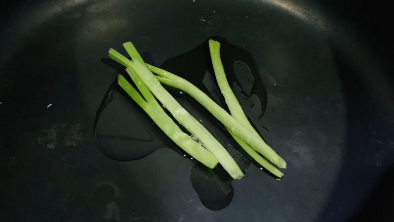 蔬菜虾仁粥,把葱白放入锅内,炒香;