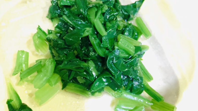 蔬菜虾仁粥,将捞好的菠菜剪碎,待用;
