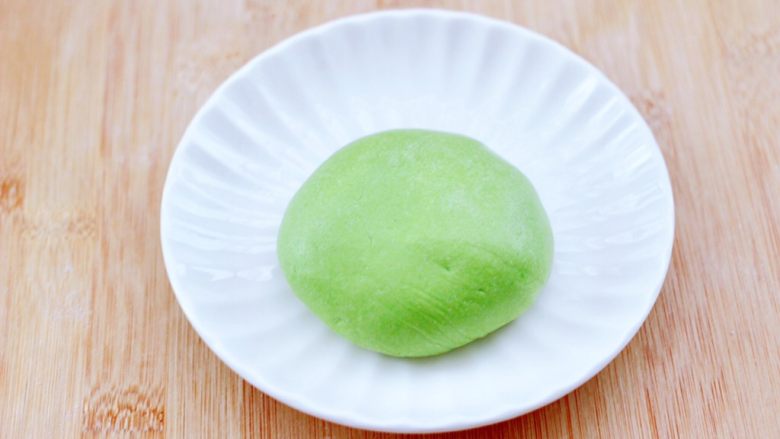 番茄牛腩面,菠菜叶洗净后榨汁过滤,加入麦芯粉和成面团,松弛半个小时。