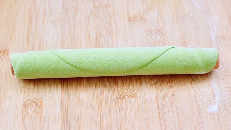 番茄牛腩面,松弛好的面团,用擀面杖擀成圆形大薄片。