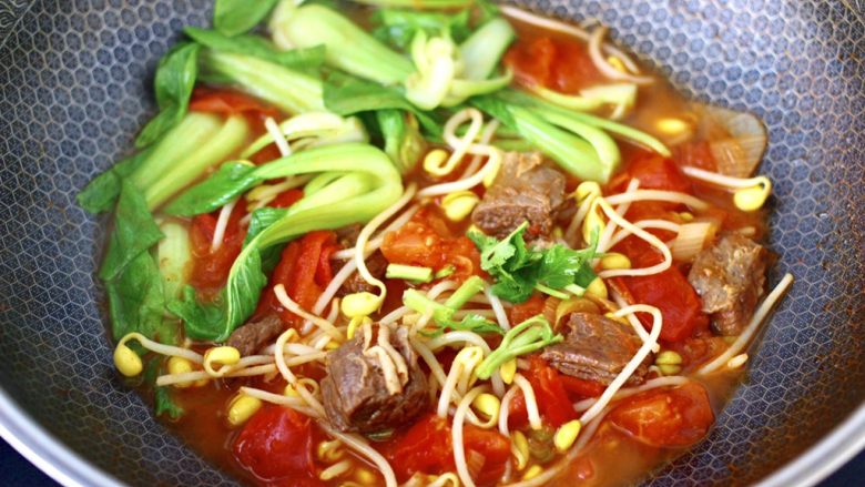 番茄牛腩面,看见青菜断生变色的时候关火,淋上<a style='color:red;display:inline-block;' href='/shicai/ 3738'>芝麻油</a>撒上香菜段即可。
