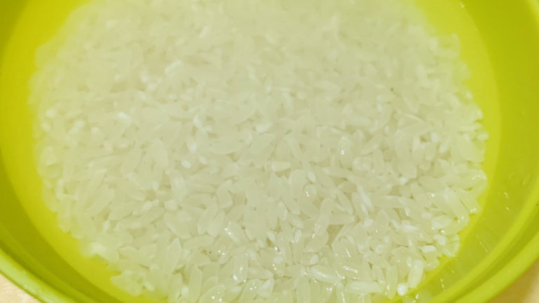 蔬菜虾仁粥,将大米洗净;