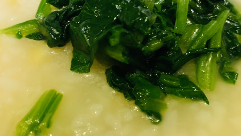 蔬菜虾仁粥,充分搅拌调味料,出锅时加入刚才准备好的菠菜;