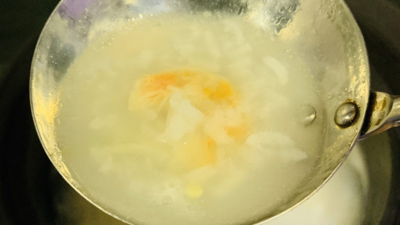 蔬菜虾仁粥,待米汤浓稠,即可调小火,加调味料;