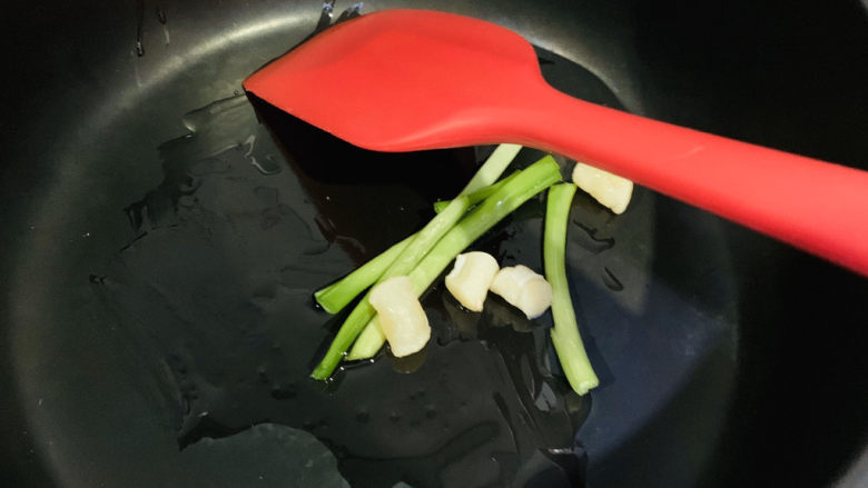 蔬菜虾仁粥,煸炒葱白,可加一点浸泡好的干贝;