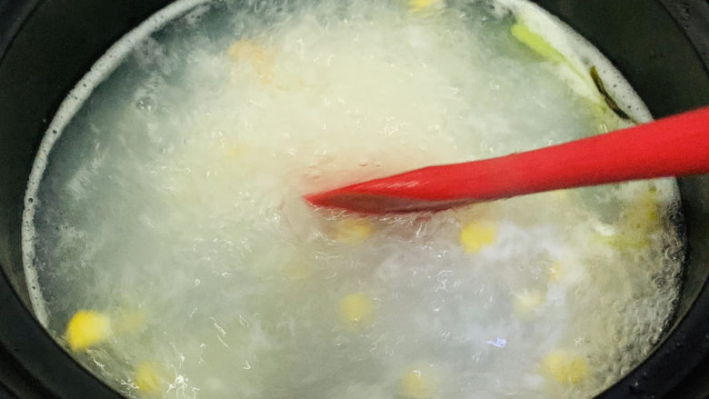 蔬菜虾仁粥,开始要多搅拌几次,前面很容易粘底;
