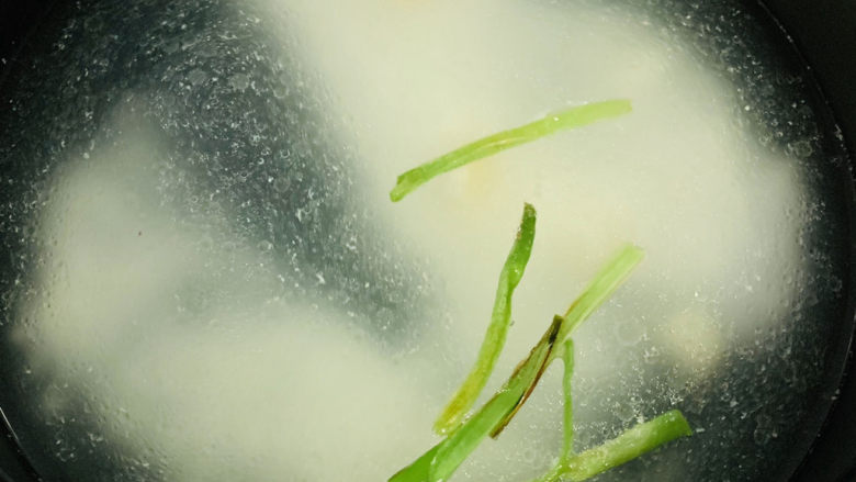 蔬菜虾仁粥,葱白炒出香味,加入清水,加入大米;