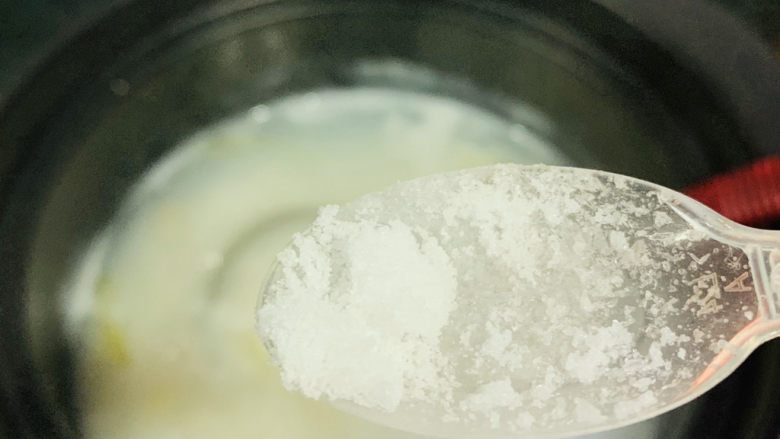 蔬菜虾仁粥,加少许盐;