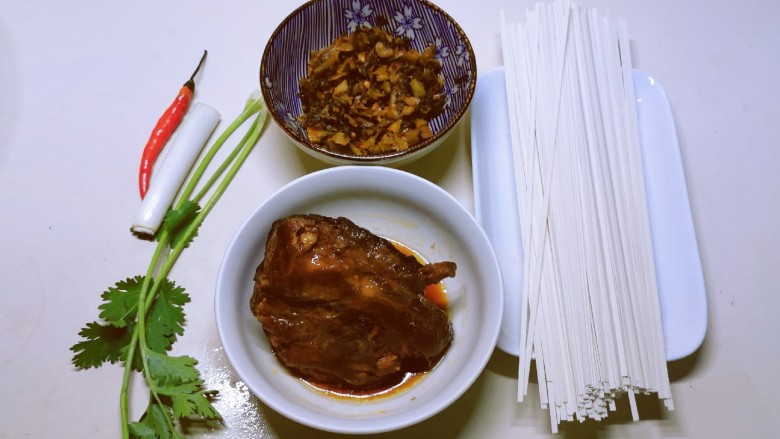 老坛酸菜牛肉面,食材准备好