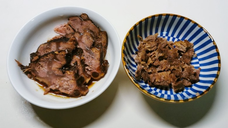 老坛酸菜牛肉面,牛肉一部分切片  一部分切小块