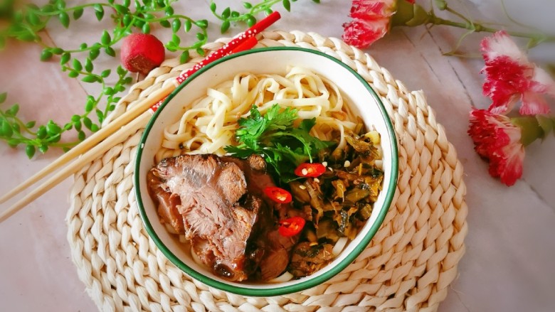 老坛酸菜牛肉面,放入香菜和红尖椒圈 即食