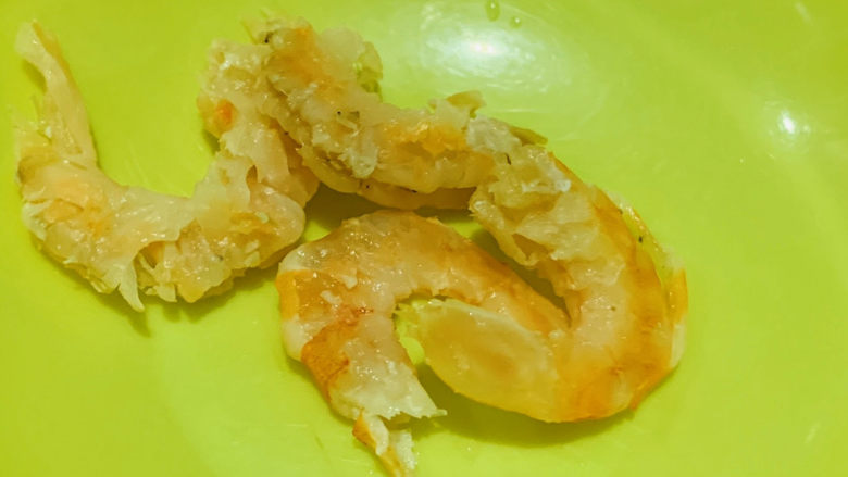 虾仁跑蛋,浸泡半小时,剥去虾壳;