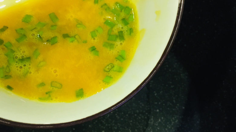 虾仁跑蛋,倒入虾仁蛋液;