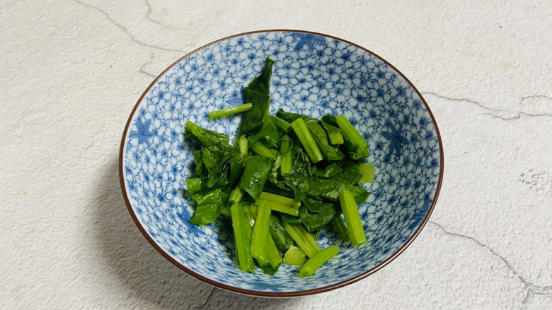 蔬菜虾仁粥,菠菜洗净焯水切小段