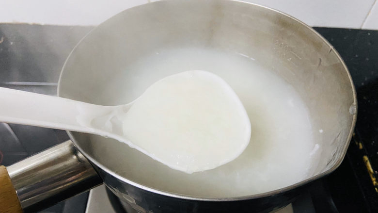 蔬菜虾仁粥,大火烧开后转中火煮至熟,期间用汤勺不停搅拌防止粘锅底