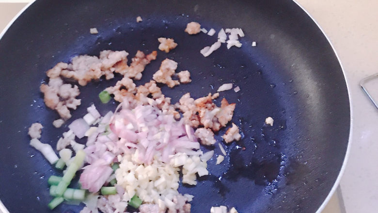 韩式泡菜炒饭,煎出油之后放入红葱头,蒜头和葱白。