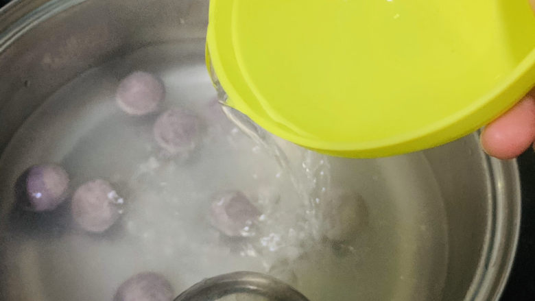 红豆汤圆,煮的过程要稍微搅拌几次,避免粘锅;