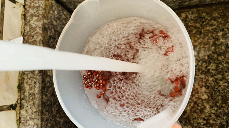 红豆汤圆,用水冲洗干净;