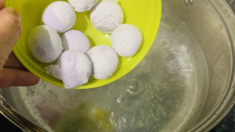红豆汤圆,水开时,将汤圆倒入;