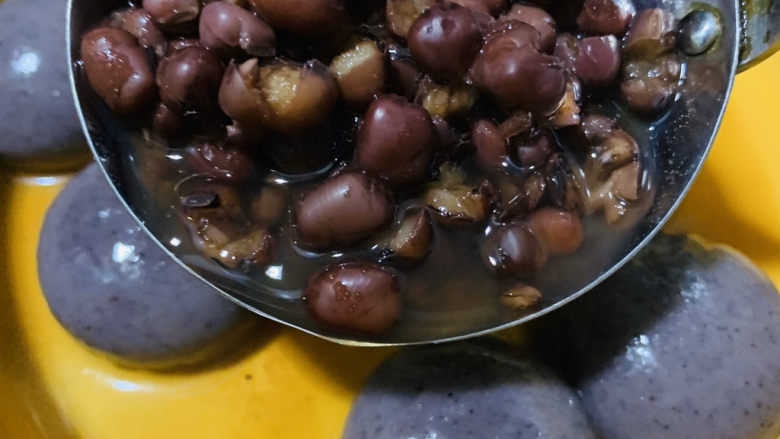 红豆汤圆,将红豆连红豆汤装入盛有汤圆的锅内;
