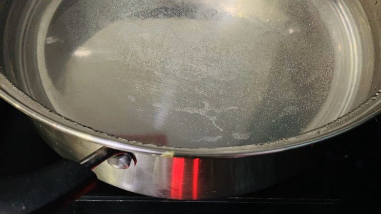 红豆汤圆,红豆快煮好时,汤锅里加水,煮沸;