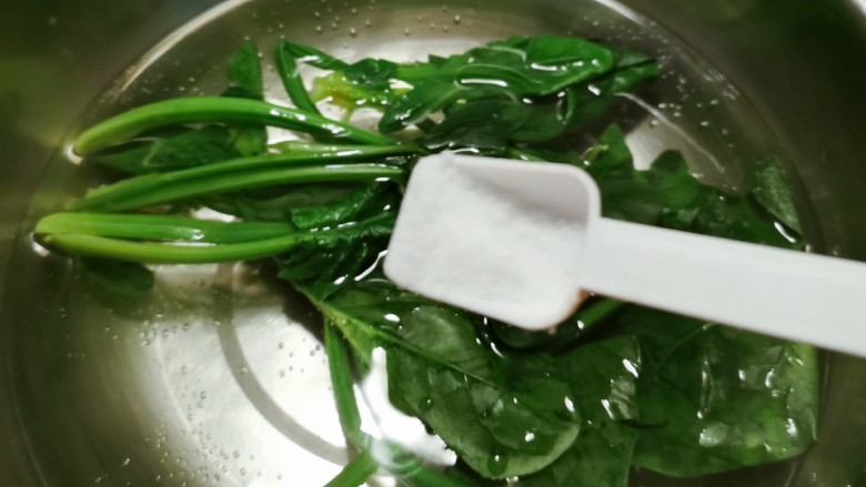 菠菜鸡蛋羹,用开水汆烫菠菜 放入2克盐