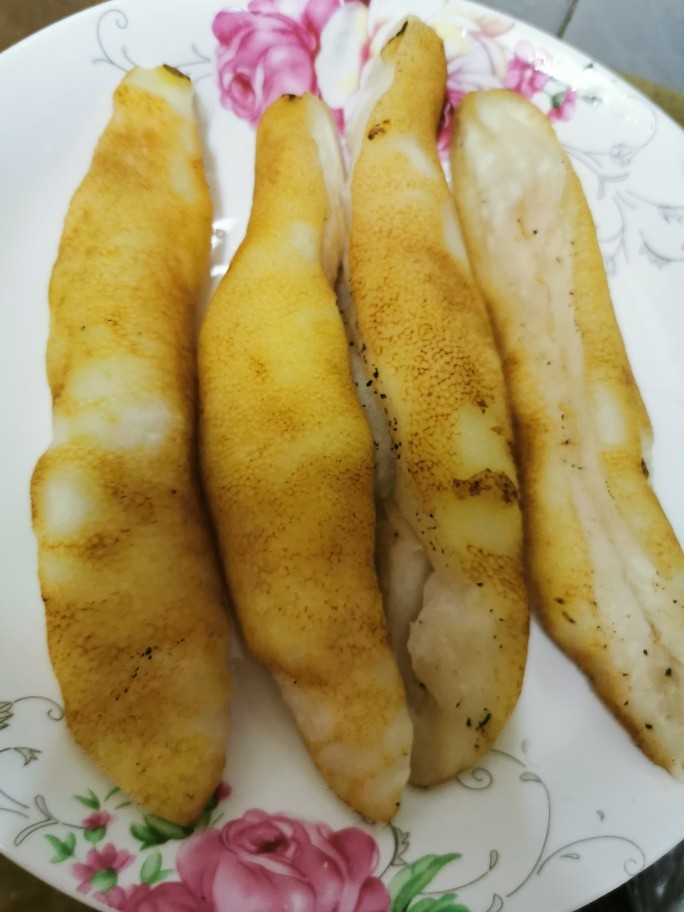 特色柚子皮盆菜,柚子皮用炭火烧去表皮的甘油脂,大火烧到表皮炭黑,泡水用刀刨去炭黑表皮,清洗干净,换水多次,浸泡一夜,揸干水份备用。