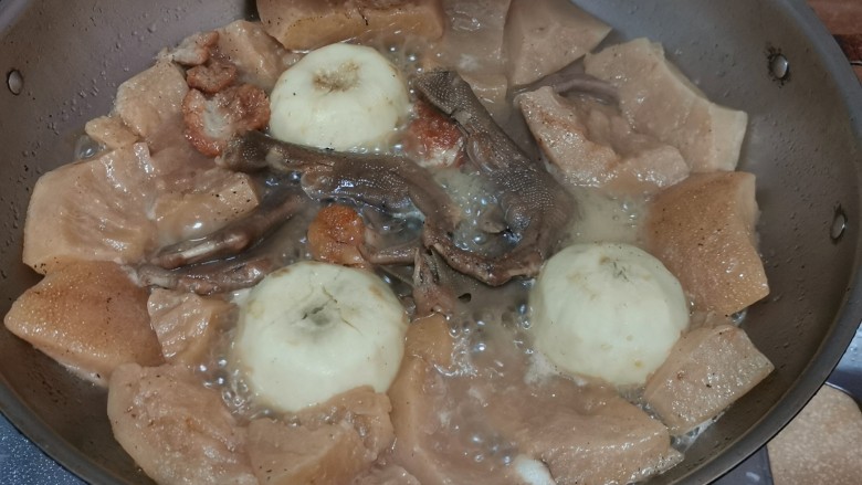 特色柚子皮盆菜,加蚝油炆够时间,调味,放盆子最下层。