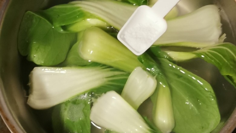 蔬菜虾仁粥,<a style='color:red;display:inline-block;' href='/shicai/ 3517'>青菜</a>清洗干净 汆水备用 水中加2克盐