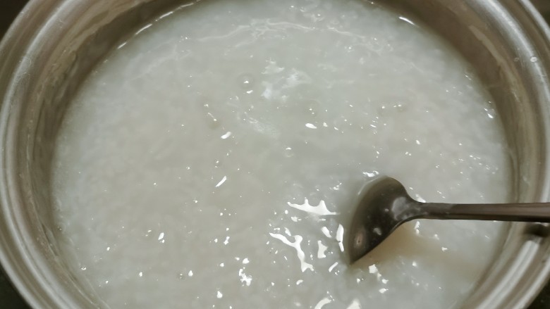 蔬菜虾仁粥,米粥煮至浓稠