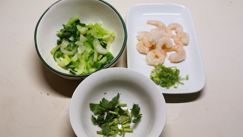 蔬菜虾仁粥,青菜切小段 香菜切小段 <a style='color:red;display:inline-block;' href='/shicai/ 3232'>香葱</a>切碎备用