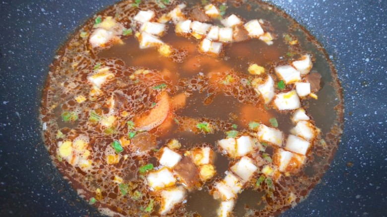 老坛酸菜牛肉面,下入香菇丁和胡萝卜烧开,煮一分钟。