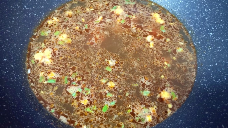 老坛酸菜牛肉面,锅内倒水,加入酱料包、调料包和蔬菜包烧开。