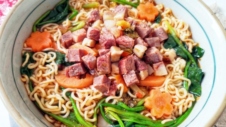 老坛酸菜牛肉面,再浇上煮面的汤,撒上牛肉粒。