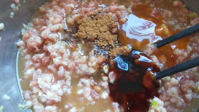 猪肉白菜包子,加入味级鲜,耗油,<a style='color:red;display:inline-block;' href='/shicai/ 829'>十三香</a>,香油。
