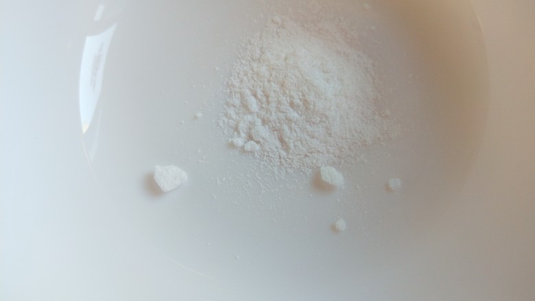 猪肉白菜包子,加入少量食用碱,温水泡开揉进面团。