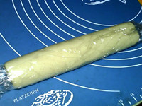 枣泥芸豆卷,卷成圆柱形,用保鲜膜包裹整形