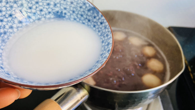 红豆汤圆,倒入淀粉水,边倒边搅拌